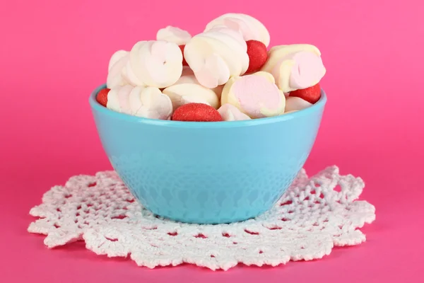 Zachte marshmallow in kom op roze achtergrond — Stockfoto