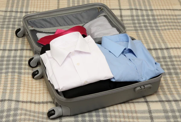 Buka koper abu-abu dengan pakaian di kotak-kotak — Stok Foto