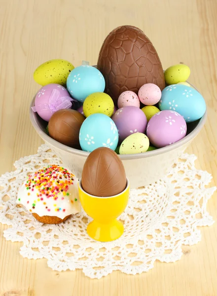 Composition of Easter and chocolate eggs and simnel on wooden table close-up — Stock Photo, Image