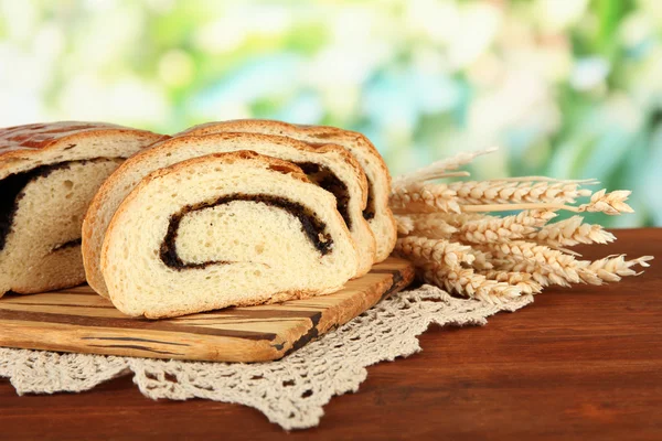 Chleb z makiem na deski do krojenia, na jasnym tle — Zdjęcie stockowe