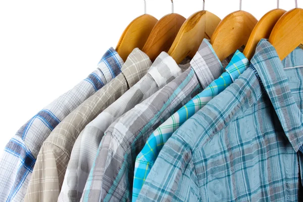 Camisas con corbatas en perchas de madera aisladas en blanco — Foto de Stock