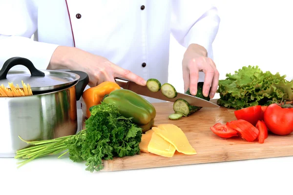 Las manos femeninas cortan verduras, aisladas en blanco —  Fotos de Stock