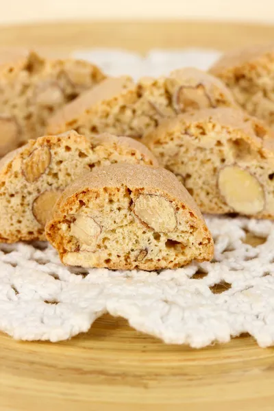 Galletas aromáticas cantuccini en placa de madera primer plano —  Fotos de Stock