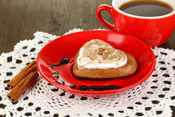 Galleta de chocolate en forma de corazón con taza de café en la mesa de madera de cerca — Foto de Stock
