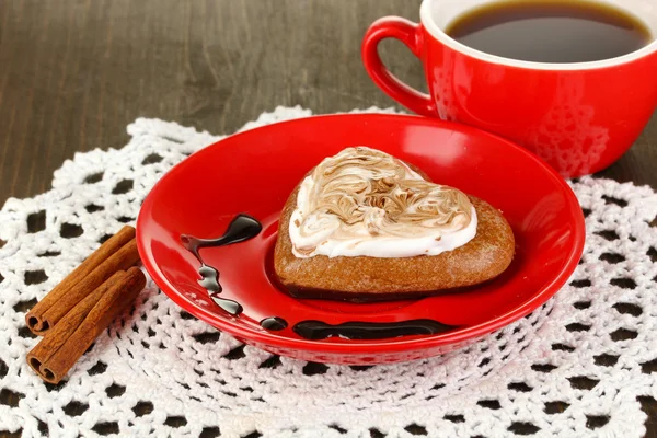 Biscuit au chocolat en forme de cœur avec tasse de café sur table en bois close-up — Photo