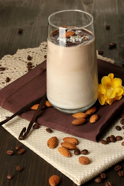 Copa de cóctel de crema de chocolate en la mesa de madera de cerca — Foto de Stock