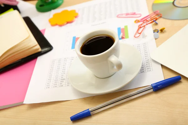Kopp med kaffe på kontorets skrivebord. – stockfoto