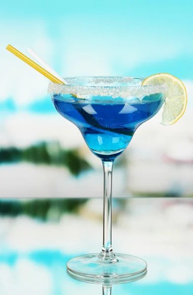 Blue cocktail in glas op blauwe natuurlijke achtergrond — Stockfoto