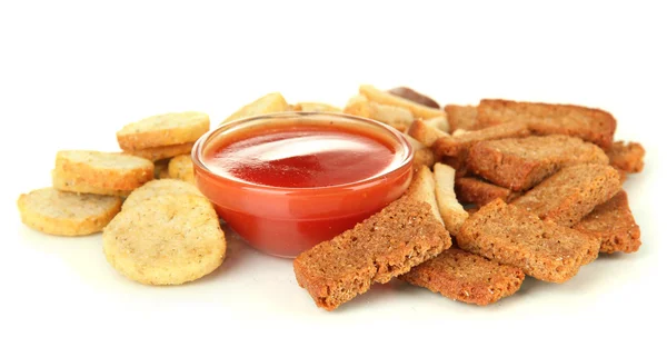 Crackers en saus, geïsoleerd op wit — Stockfoto