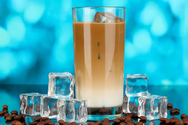 Koude koffie met ijs in glas op blauwe achtergrond — Stockfoto