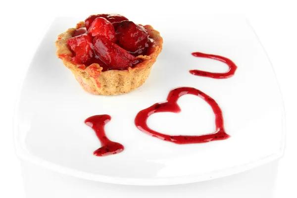 Gâteau sucré aux fraises et sauce sur assiette, isolé sur blanc — Photo