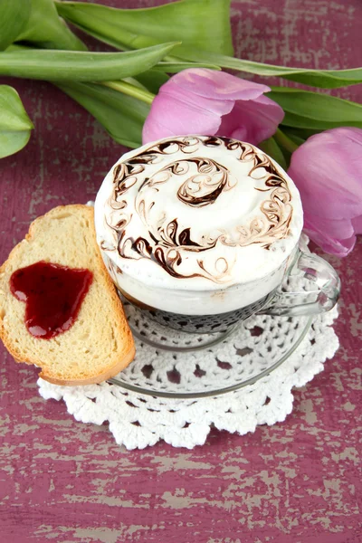 Composición de café, tostadas y tulipanes sobre fondo de color —  Fotos de Stock