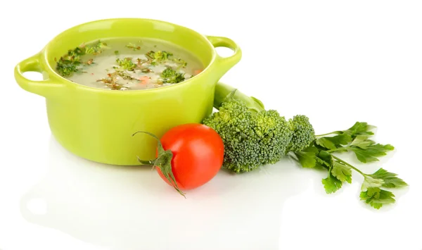 Sopa de dieta com verduras em panela isolada em branco — Fotografia de Stock