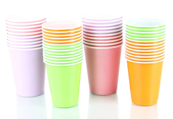 Tasses de différentes couleurs isolées sur blanc — Photo