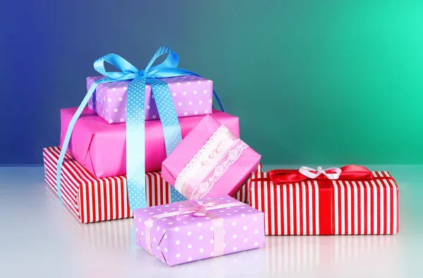 Varie scatole regalo su uno sfondo colorato — Foto Stock