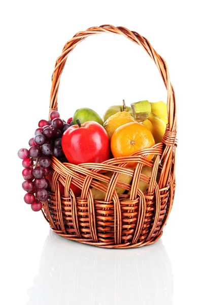 Frutti diversi in cesto di vimini isolato su bianco — Foto Stock