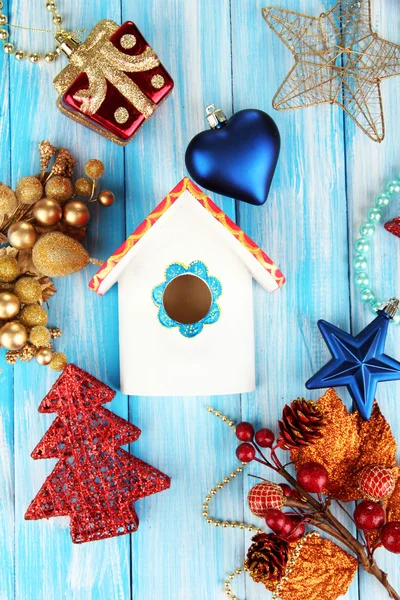 Nesting box and Christmas decorations on blue background — Stock Photo, Image