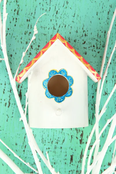 Caixa de nidificação decorativa sobre fundo de cor — Fotografia de Stock