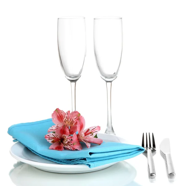 Cenário de mesa festiva com flores isoladas em branco — Fotografia de Stock
