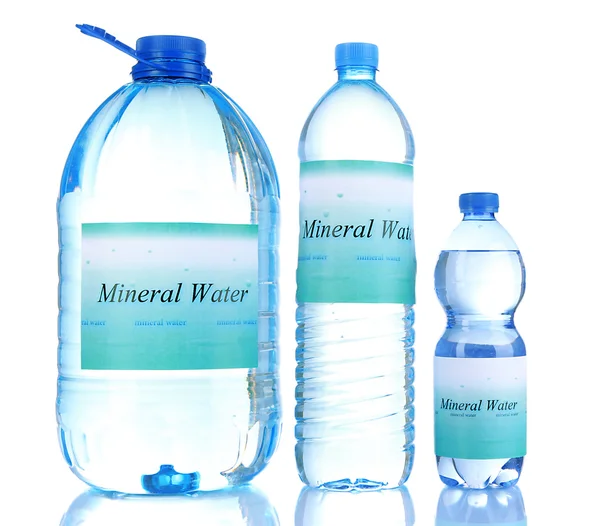 Diferentes botellas de agua con etiqueta aislada en blanco — Foto de Stock