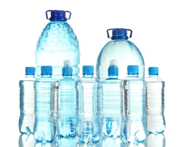 Diferentes garrafas de água isoladas em branco — Fotografia de Stock