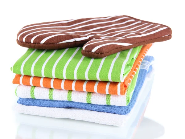 Portavasos marrón y pila de toallas de cocina aisladas en blanco — Foto de Stock