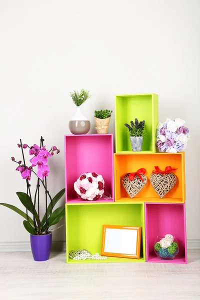 Красиві барвисті полиці з різними предметами, пов'язаними з будинком — стокове фото