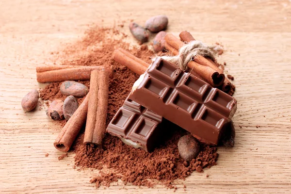 Composición de dulces de chocolate, cacao y especias sobre fondo de madera —  Fotos de Stock