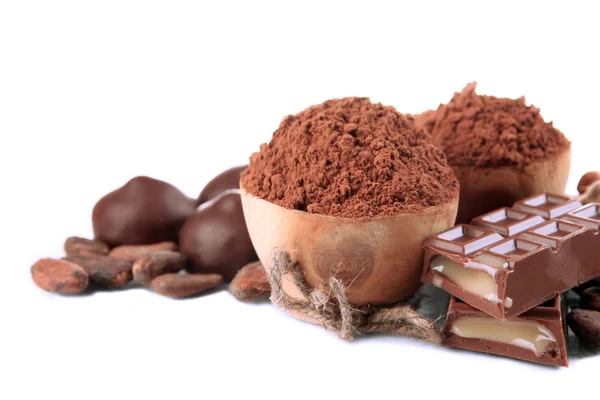 Compoziția dulciurilor de ciocolată, cacao și condimente, izolate pe alb — Fotografie, imagine de stoc