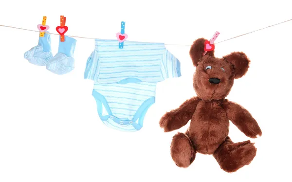 Bebek giysileri üzerinde beyaz izole clothesline üzerinde asılı — Stok fotoğraf