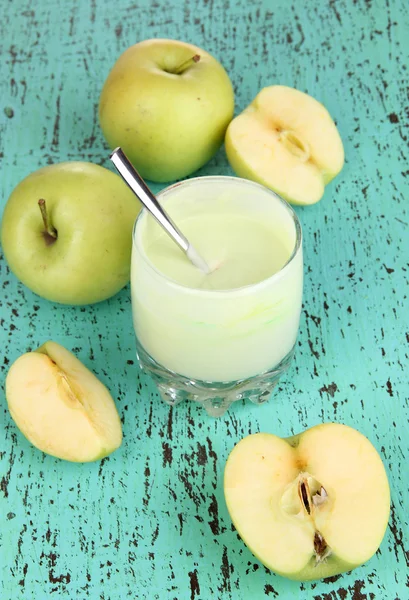 Heerlijke yoghurt in glas met apple op houten tafel close-up — Stockfoto