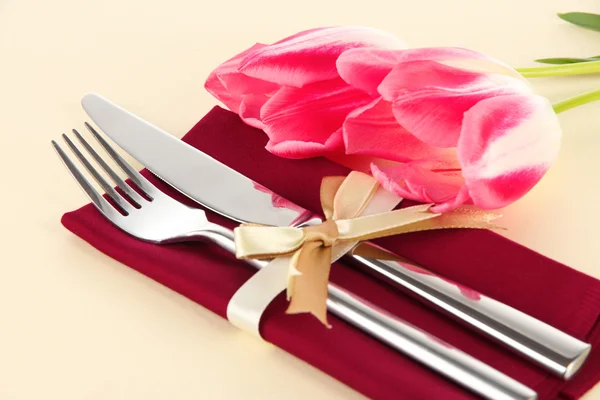 Святкова обідня стіл з тюльпанами на бежевому фоні — стокове фото