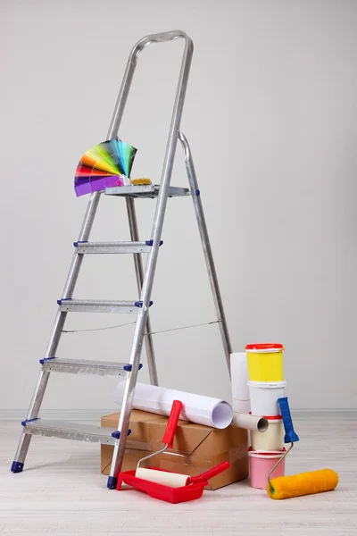 Escalera de metal y pintura en la habitación — Foto de Stock