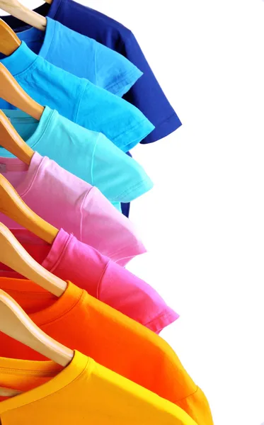 Veel t-shirts op hangers geïsoleerd op wit — Stockfoto