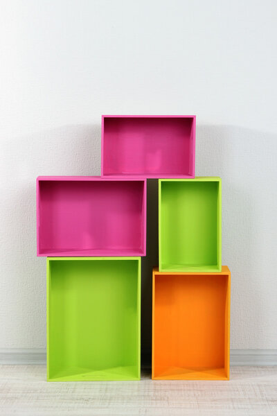 Красивые красочные ящики, как полки, стоящие в комнате
