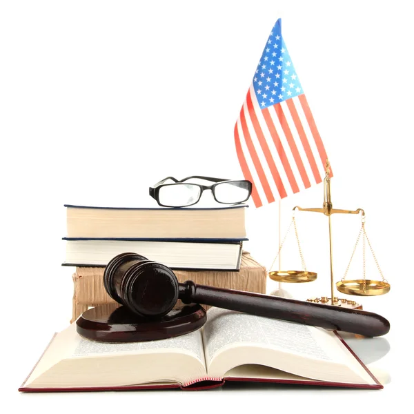 Деревянный молоток, золотые весы правосудия, книги и американский флаг, изолированные на белом — стоковое фото