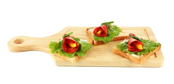 Rulouri de salam cu bucăți de ardei în interior, pe pâine prăjită, pe placă de lemn, izolate pe alb — Fotografie, imagine de stoc