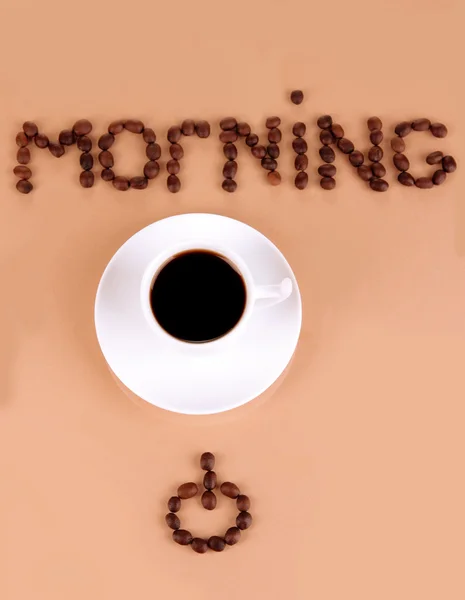 Kopp starkt kaffe på beige bakgrund — Stockfoto