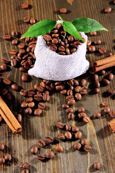 Brote en café en saco sobre mesa de madera — Foto de Stock