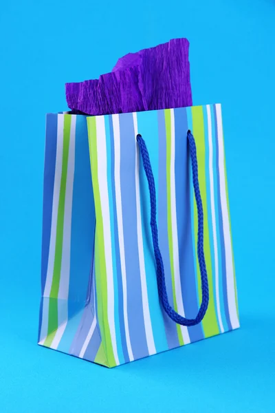 파란색 바탕에 줄무늬 쇼핑백 — 스톡 사진