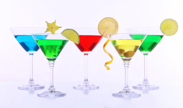 Alcoholhoudende cocktails in martini glazen geïsoleerd op wit — Stockfoto