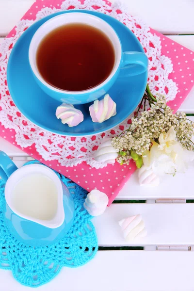 Hermosa composición de té en mesa de picnic de madera de cerca — Foto de Stock