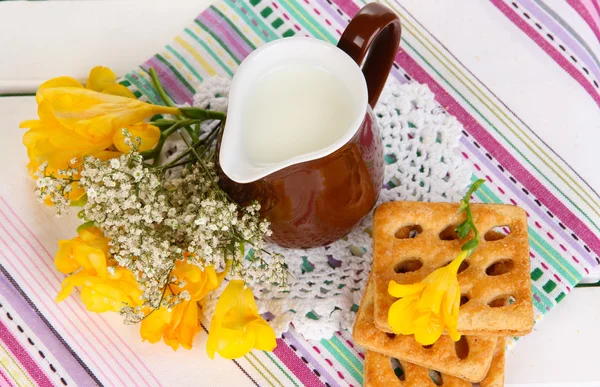 Vackra sammansättningen av mjölk och kakor på trä picknick bord närbild — Stockfoto