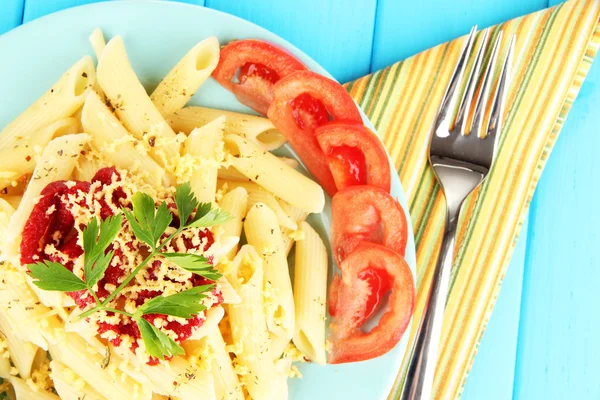 Mavi ahşap masa üstünde domates soslu makarna yemek Rigatoni — Stok fotoğraf