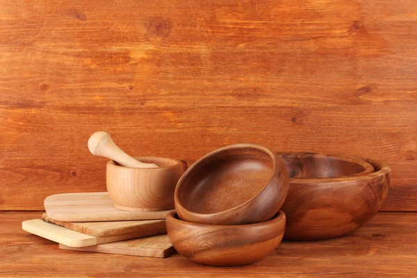 Utensilios de cocina de madera sobre fondo de madera — Foto de Stock