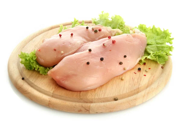 Viande de poulet crue sur planche à découper, isolée sur blanc — Photo