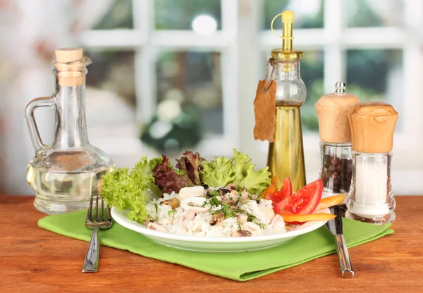 Delikatessen Fischsalat mit Reis auf hellem Hintergrund — Stockfoto