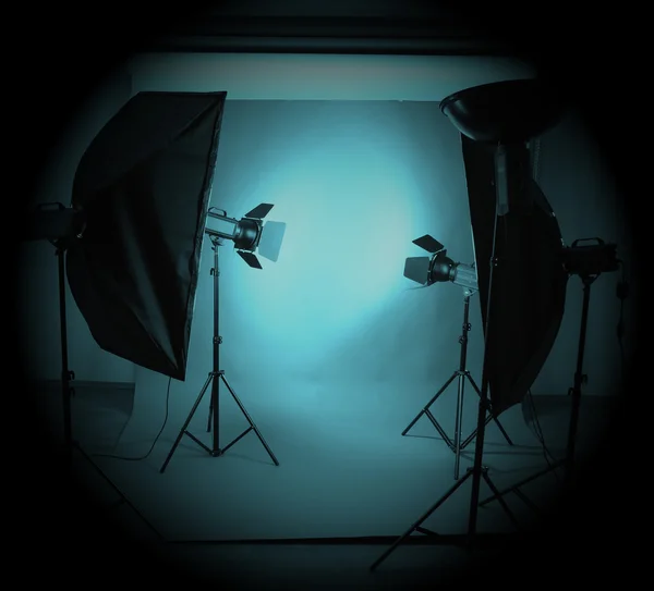 Fotostudio met verlichtingsapparatuur — Stockfoto