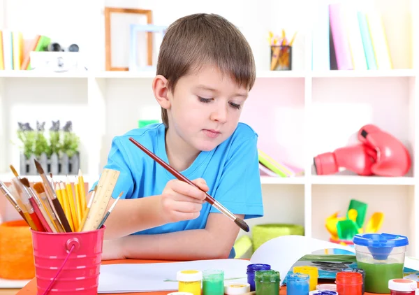 Schattige kleine jongen schilderij in zijn album — Stockfoto