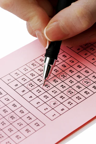 Close-up van lotto ticket tijdens de markering van getallen — Stockfoto